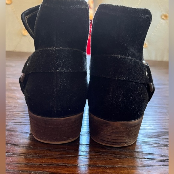 Lucky brand black Bashira ankle boots with cut out and block heel. Size 8M - Picture 6 of 9